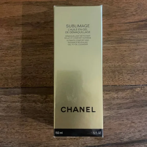 Chanel Ultimate Comfort and Radiance-Revealing Gel-To-Oil Cleanser