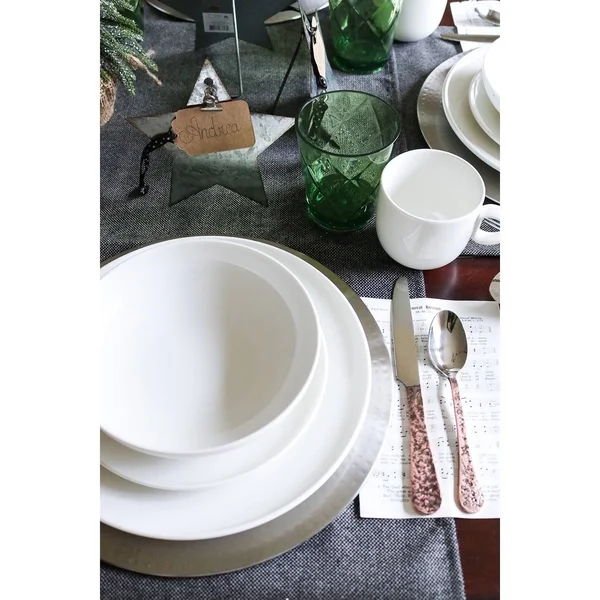 Red Vanilla Every Time 16 Piece Dinnerware Set, Service for 4, White
