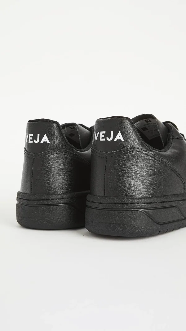 Veja V-10 - Black, Black Sole - US 11 - Men