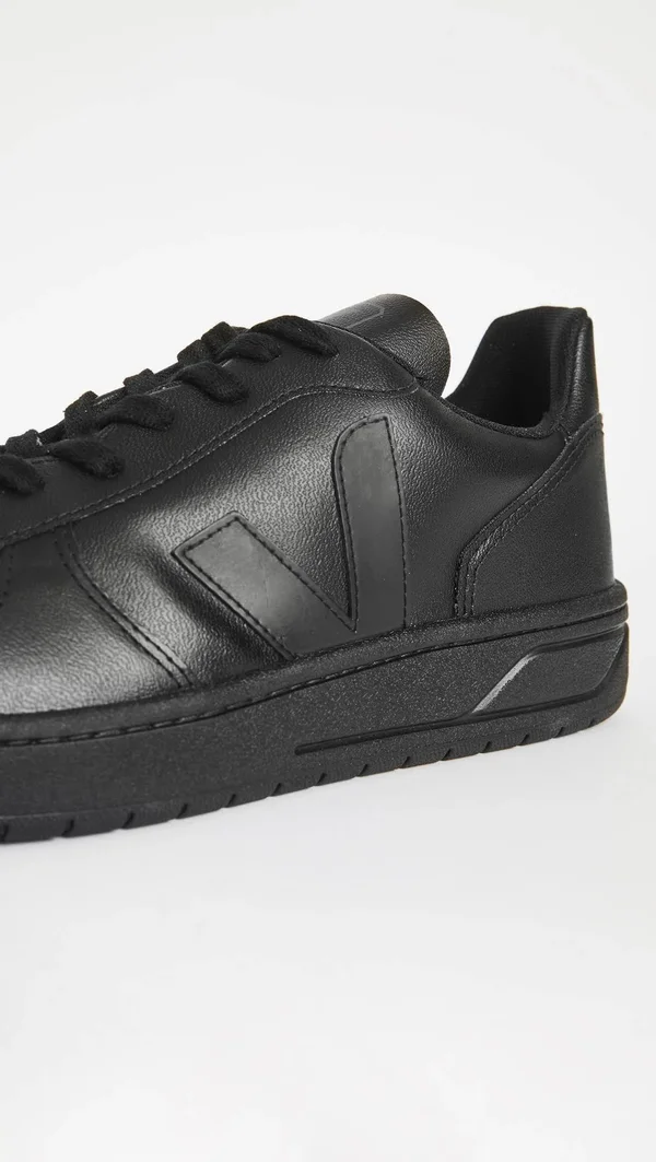 Veja V-10 - Black, Black Sole - US 11 - Men