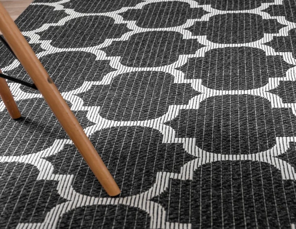 Unique Loom Decatur Trellis Black/Ivory 4 ft. 2 in. x 6 ft. Area Rug