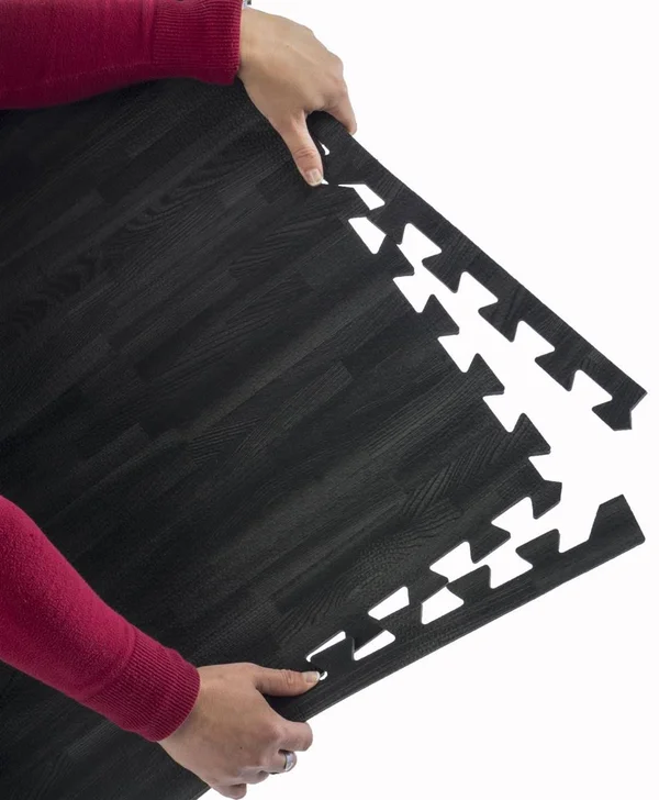 Displays2go Black Wood Grain Floor Mats – 10’ x 10’ Soft Foam Flooring