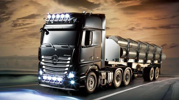 Tamiya 1/14 Mercedes-Benz Actros 3363 6x4 Gigaspace