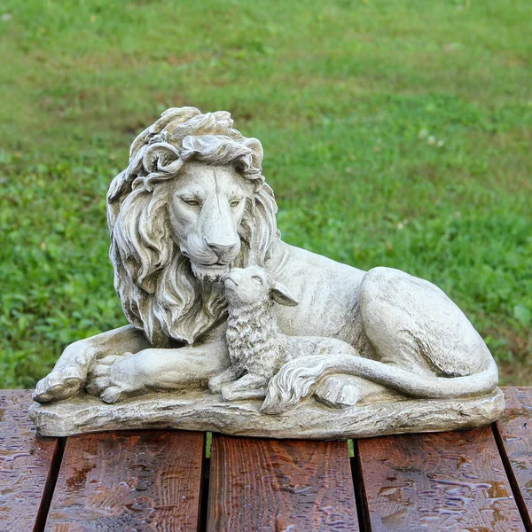 Joseph&s Studio Lion and Lamb Garden Statue