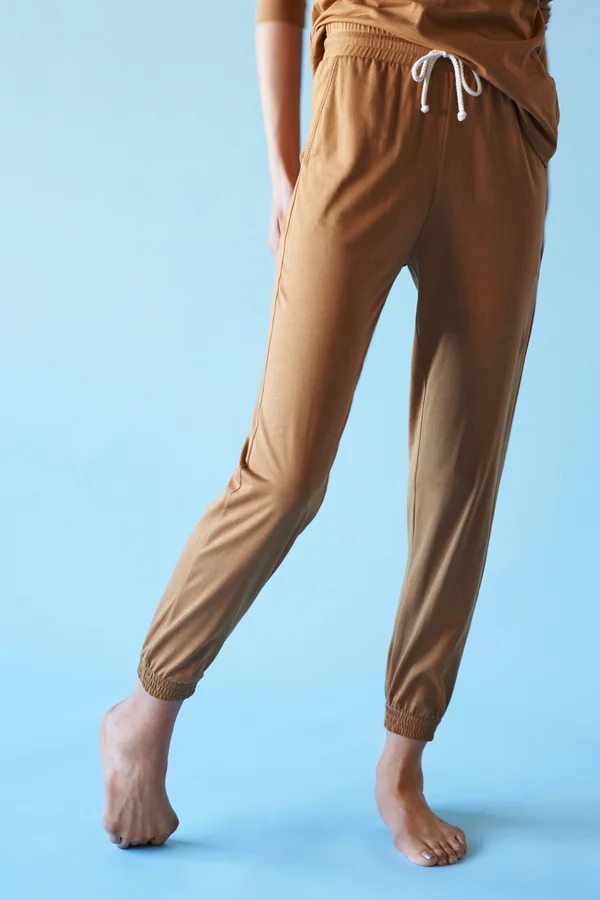 Kotn Women's Jersey Tapered Lounge Jogger in Camel Brown - Size Small